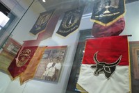 Aneka banner organisasi pemuda di masa lalu. Menyatukan perbedaan di kalangan pemuda itu bukan perkara gampang. Para pemuda saat itu awalnya terpecah belah ke dalam kelompok etnis dan agama (Fitraya/detikTravel)