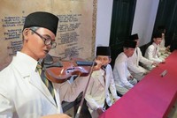 Ruang Kongres Pemuda ternyata ruangannya tidak besar-besar amat. Ada meja pemimpin sidang dan patung WR Supratman memainkan lagu Indonesia Raya (Fitraya/detikTravel)