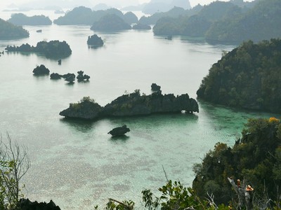 Pesona Raja Ampat dari Puncak Bukit Dafalen