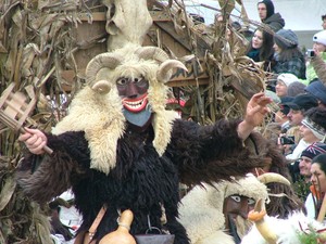 Pakai Kostum Monster, Cara Orang Hungaria Usir Musim Dingin