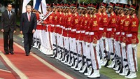 Presiden Finlandia disambut dengan upacara kenegaraan.