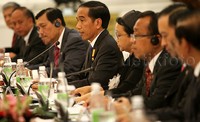 Dalam pertemuan ini Presiden Jokowi didampingi oleh Mensesneg Pratikno, Menlu Retno Marsudi, Menko Polhukam Luhut Pandjaitan, Menko Maritim Rizal Ramli, Menko Perekonomian, Menteri ESDM Sudirman Said, Menristek Dikti M Nasir, Mendag Thomas Lembong, dan Seskab Pramono Anung.