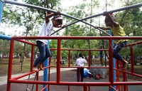 Taman ini juga menyediakan wahana permainan anak.