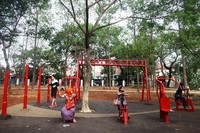 Pengunjung menikmati berbagai permainan di Taman Tebet Honda.