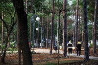 Sejumlah warga memanfaatkan Taman Tebet Honda untuk berolahraga.