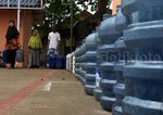 Warga Antre Air Bersih di Sawangan