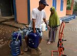 Warga Antre Air Bersih di Sawangan