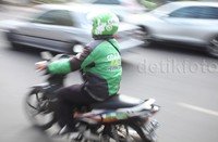 Isu mogok tersebut didorong oleh kebijakan manajemen Go-Jek yang dinilai sebagian pengemudi memberatkan dan membuat pendapatan driver Go-Jek menurun.