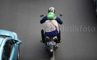 Driver Go-Jek membawa penumpang.