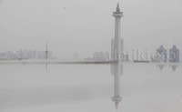 Kawasan Monas diselimuti kabut.