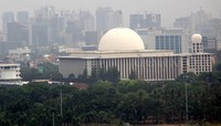 Kawasan Masjid Istiqlal tertutup kabut.