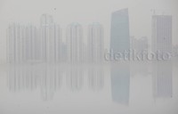 Gedung-gedung tinggi terlihat tertutup kabut.