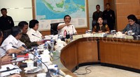 Selain itu hadir pula, kepala BMKG, kepala Lapan dan para pihak terkait penanganan asap di Sumatera dan Kalimantan.