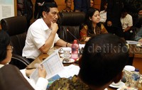 Luhut juga mengatakan, angkutan udara yang bagus untuk menangani asap ialah Pesawat Hercules.