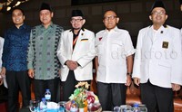 Mukernas PKS juga dihadiri oleh Ketum Partai Golkar Aburizal Bakrie (dua dari kanan) dan Ketum PPP Djan Faridz (dua dari kiri). Pool/Lamhot Aritonang/detikFoto.