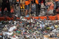 Sampah sungai yang didominasi sampah plastik dan botol minuman dibersihkan dari sungai yang melintang di pusat Jakarta.