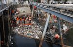 Budaya Buang Sampah ke Sungai Belum Hilang