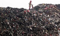 Aktifitas para pemulung di lokasi TPA Bantar Gebang, Bekasi, Selasa (03/11/2015).