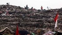 Warga menuntut agar tidak ada lagi truk-truk sampah asal DKI Jakarta yang melintasi kawasan Cileungsi dan Bogor Timur lainnya.