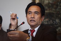 Yusril Ihza Mahendra selaku kuasa hukum dari PT Godang Tua Jaya menggelar konfernsi pers di kantor Ihza & Ihza Law Firm di Jakarta, Selasa (3/11/2015).