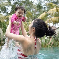 Gempi tampak sumringah berenang dengan sang ibu. (Instagram/gadiiing)