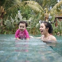 Melihat foto-foto Gempi berenang ini dijamin bikin kamu senyum-senyum sendiri. (Instagram/gadiiing)