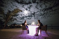 Romantisnya Ringgo dan Sabai makan malam di tepi pantai dan di bawah sinar rembulan. (Instagram/ringgoagus)