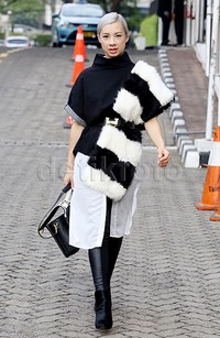 Jennifer kenakan busana hitam-putih yang dipadu dengan bulu hitam-putih, belt, legging hitam dan ankle boots hitam.