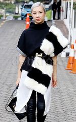 Jennifer Bachdim Stylish dengan Baju Berbulu