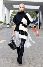 Jennifer Bachdim Stylish dengan Baju Berbulu