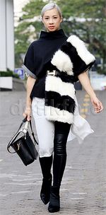 Jennifer Bachdim Stylish dengan Baju Berbulu