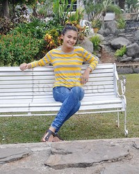 Ia kenakan kaus lengan panjang garis-garis kuning dan abu-abu, jeans dan sandal. Pool/Ismail/detikFoto.