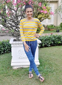 Meski tampil kasual, Manda tampak cantik. Setuju? Pool/Ismail/detikFoto.