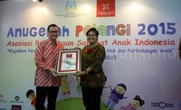 Ketua Umum Asosiasi Perusahaan Sahabat Anak Indonesia (APSAI) Luhur Budijarso menyerahkan Anugerah Pelangi 2015 di Kantor Kementerian Pemberdayaan Perempuan dan Perlindungan Anak, Jakarta Pusat, Selasa (3/11/2015).