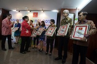 Menteri Pemberdayaan Perempuan dan Perlindungan Anak Yohana Yembise didampingi Ketua Umum Asosiasi Perusahaan Sahabat Anak Indonesia (APSAI) Luhur Budijarso menyerahkan Anugerah Pelangi 2015.