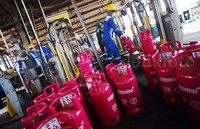 Petugas menimbang usai melakukan pengisian gas.