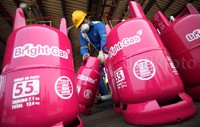 Petugas menata tabung yang telah diisi dengan gas.