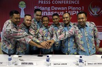 Sekertaris OC Saifudin, Wasekjen Kamal Fikri, Ketua OC Yaser Palito, Ketua Umum Bahlil Lahadalia, Wakil Bendahara Umum Irwan Zulkarnain, Ketua Bid Organisasi Kaderisasi dan keangotaan Anggawira, dan Ketua Bidang Infrastruktur Ferry J Kono menyatukan tangan saat konferensi pers di Jakarta, Selasa (3/10/2015).