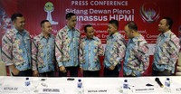 Ketua Umum HIPMI Bahlil Lahadalia (tengah) berbincang dengan Sekertaris OC Saifudin, Wasekjen Kamal Fikri, Ketua OC Yaser Palito, Wakil Bendahara Umum Irwan Zulkarnain, Ketua Bid Organisasi Kaderisasi dan keangotaan Anggawira, dan Ketua Bidang Infrastruktur Ferry J Kono.