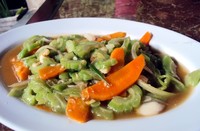 Terdiri dari potongan pare berwarna hijau cerah dan potongan wortel segar sangat pas dipadu dengan bumbu cincangan bawang putih. Sangat cocok disantap dengan nasi hangat.