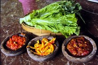 Ada sambal mentah, mangga dan terasi. Ketiga sambal ini menjadi favorit kami, sambal mentahnya terasa sangat segar dan pedas dengan campuran tomat, pas saat disuap dengan nasi hangat. Sedangkan sambal mangga yang segar asam dan pedas lebih cocok disantap dengan sajian ikan dan sambal terasi yang gurih pedas.