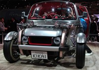 Mobil memiliki kapasitas 3 orang. 1 di depan sebagai pengendara dan 2 penumpang. Konfigurasinya mirip bajaj, tapi ini versi modernnya. Konfigurasi 1 orang di bagian depan ini sengaja dilakukan Toyota agar menjadikan pengendara sebagai jantung dari kendaraan, yang lebih terhubung pada kendaraan.