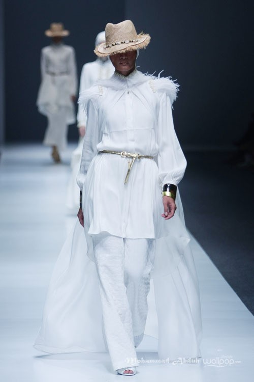 Itang Yunasz Kalimantan Jakarta Fashion Week 2016 at Senayan City. Jakarta. [Foto: Mohammad Abduh/Wolipop]