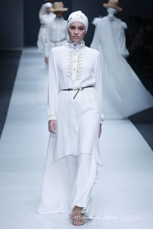 Itang Yunasz Kalimantan Jakarta Fashion Week 2016 at Senayan City. Jakarta. [Foto: Mohammad Abduh/Wolipop]