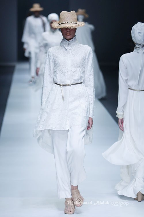 Itang Yunasz Kalimantan Jakarta Fashion Week 2016 at Senayan City. Jakarta. [Foto: Mohammad Abduh/Wolipop]