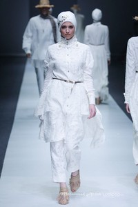 Itang Yunasz Kalimantan Jakarta Fashion Week 2016 at Senayan City. Jakarta. [Foto: Mohammad Abduh/Wolipop]