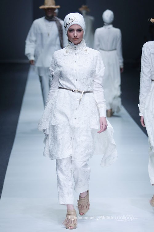 Itang Yunasz Kalimantan Jakarta Fashion Week 2016 at Senayan City. Jakarta. [Foto: Mohammad Abduh/Wolipop]