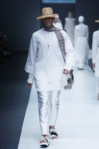 Itang Yunasz Kalimantan Jakarta Fashion Week 2016 at Senayan City. Jakarta. [Foto: Mohammad Abduh/Wolipop]