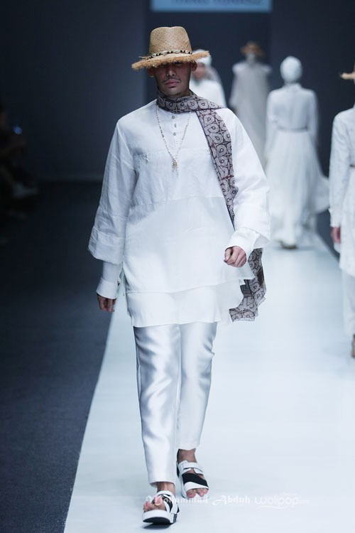 Itang Yunasz Kalimantan Jakarta Fashion Week 2016 at Senayan City. Jakarta. [Foto: Mohammad Abduh/Wolipop]