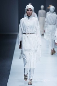 Itang Yunasz Kalimantan Jakarta Fashion Week 2016 at Senayan City. Jakarta. [Foto: Mohammad Abduh/Wolipop]